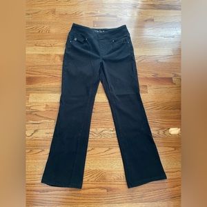 Flexibelle boot cut jeans in black. Size 14